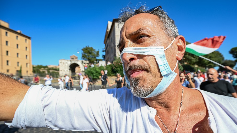 Covid-19: Miles de personas protestaron en Roma contra el uso de la mascarilla