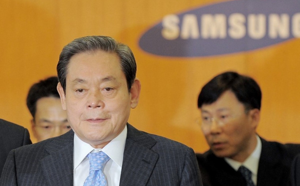 Muerte del presidente de Samsung impulsa las acciones de la empresa en la bolsa