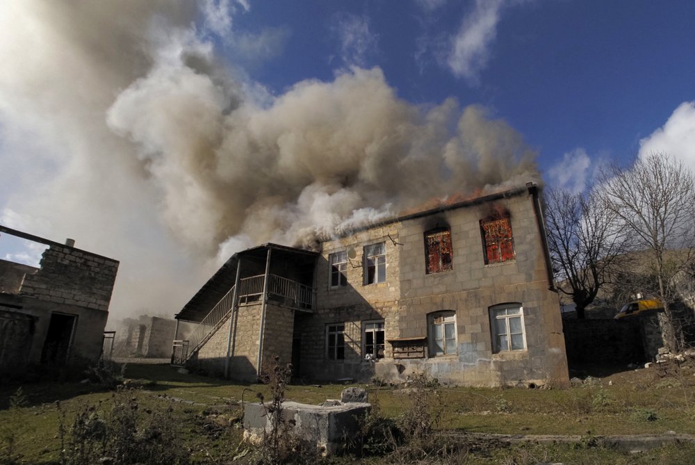 Armenios incendian sus casas en territorio cedido a Azerbaiyán