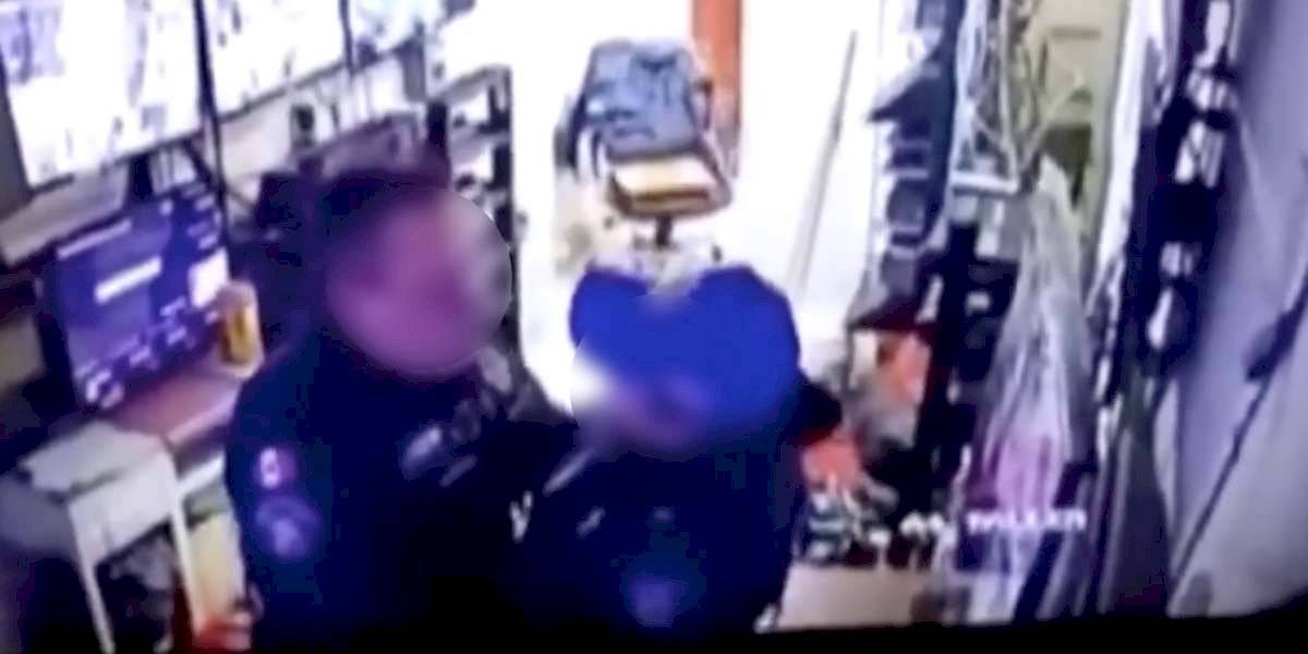 Dos policías son destituidos por tener sexo durante su turno ¡y los grabó una cámara!