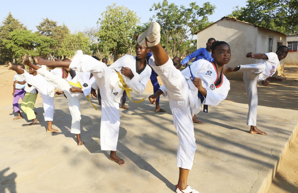 Adolescente de Zimbabue enseña taekwondo para combatir el matrimonio infantil