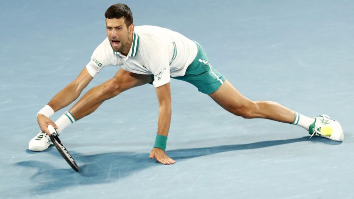 Djokovic sufre para avanzar a cuartos y sigue con molestias físicas
