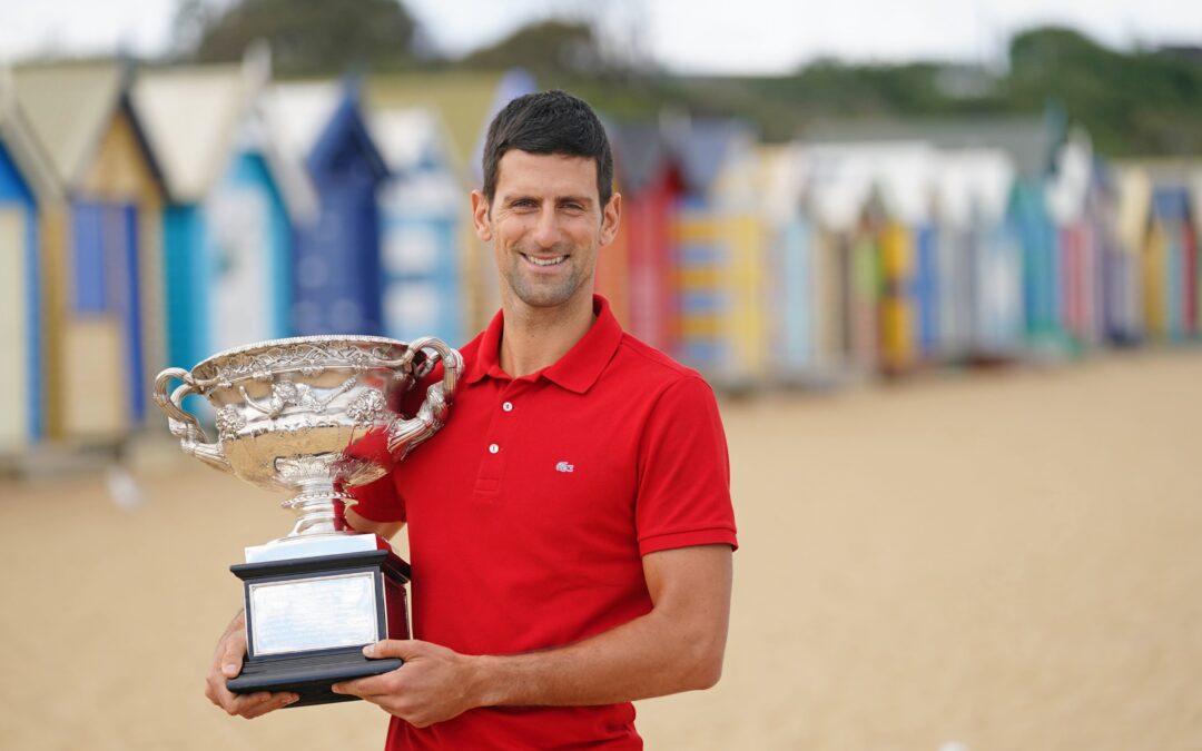 Djokovic triunfa en Melbourne y posa con su trofeo al aire libre