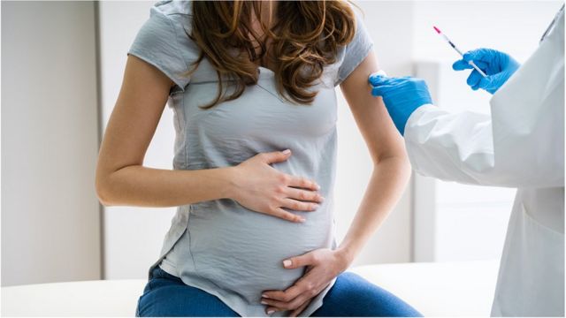 Vacunas Pfizer y Moderna son seguras para embarazadas e incluso brindar anticuerpos al bebé