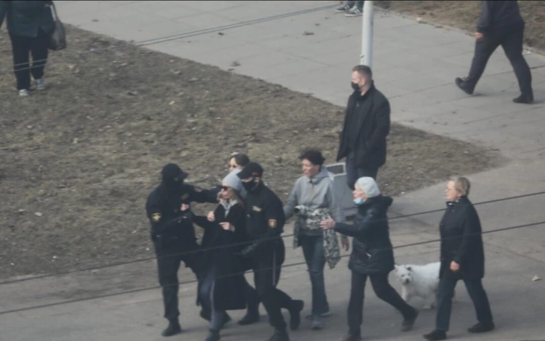 Bielorrusia: policía continúa reprimiendo las protestas y realiza detenciones en Minsk