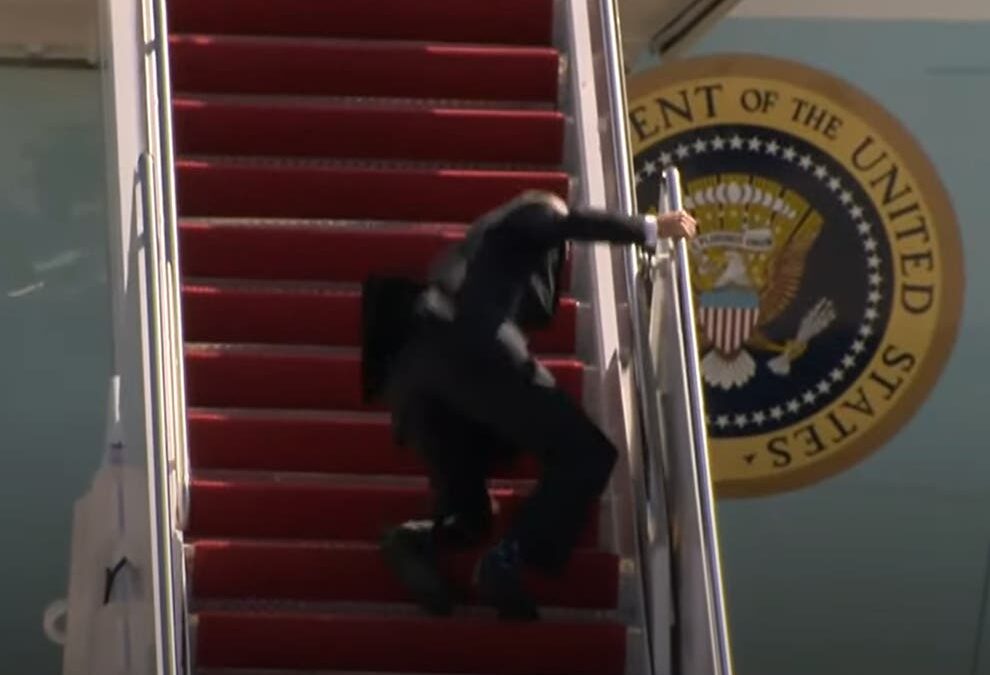 Video | Joe Biden se cae tres veces al subir las escaleras del Air Force One