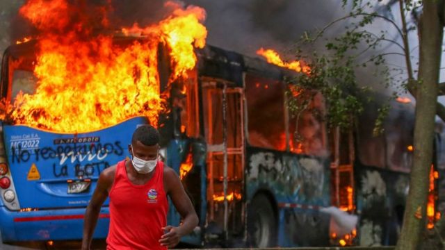 Protestas en Colombia dejan sumida en caos a la ciudad de Cali