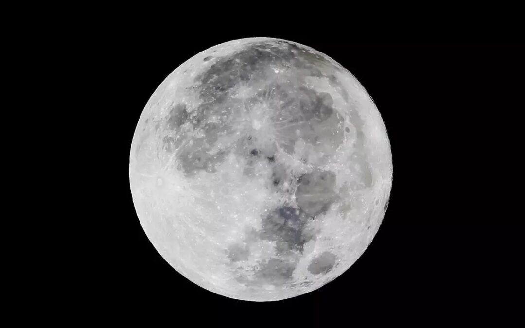 La luna se encuentra a una distancia media de 384.400 km de la Tierra.