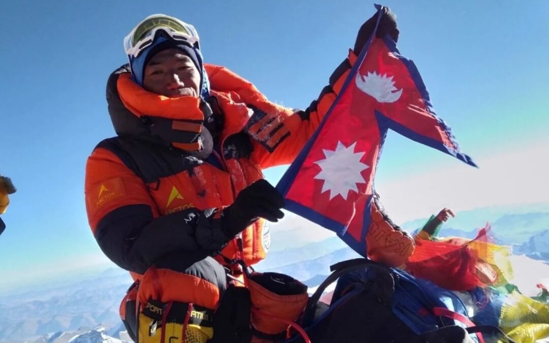 Un guía Sherpa rompe su propio récord y escala el monte Everest por 25° vez