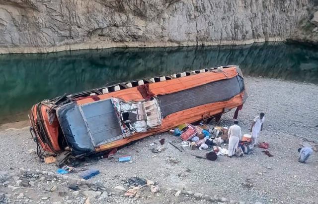 20 muertos y 50 heridos dejó un accidente de autobús en Pakistán