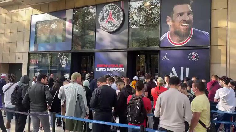 Parisinos hacen interminables colas para comprar la nueva camiseta de Lionel Messi