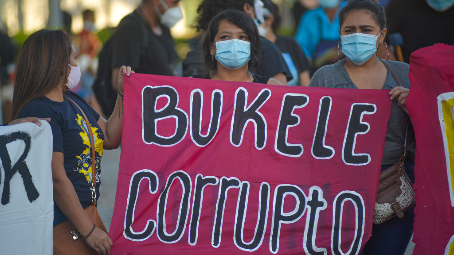 Salvadoreños conmemoran el Día de la Independencia con multitudinarias protestas contra Bukele