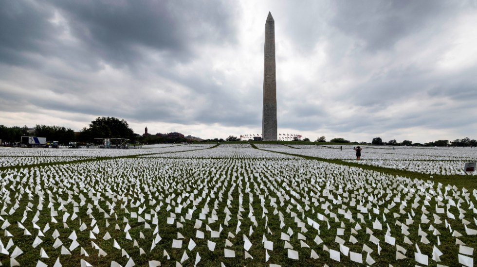 Estados Unidos honra a muertos por Covid-19 con 600 mil banderas blancas en Washington