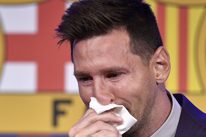 Subastarán el pañuelo con el que Messi lloró en la rueda de prensa tras su salida del Barcelona