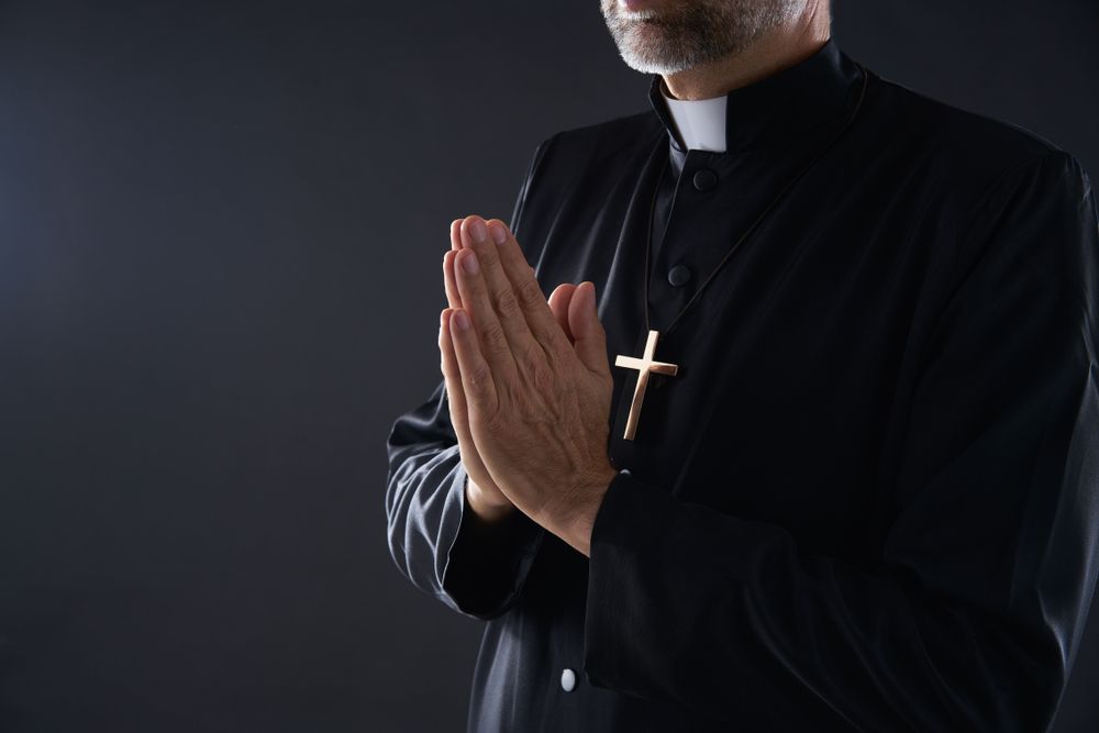 Sacerdote italiano fue detenido tras gastar dinero de los fieles en fiestas sexuales con drogas