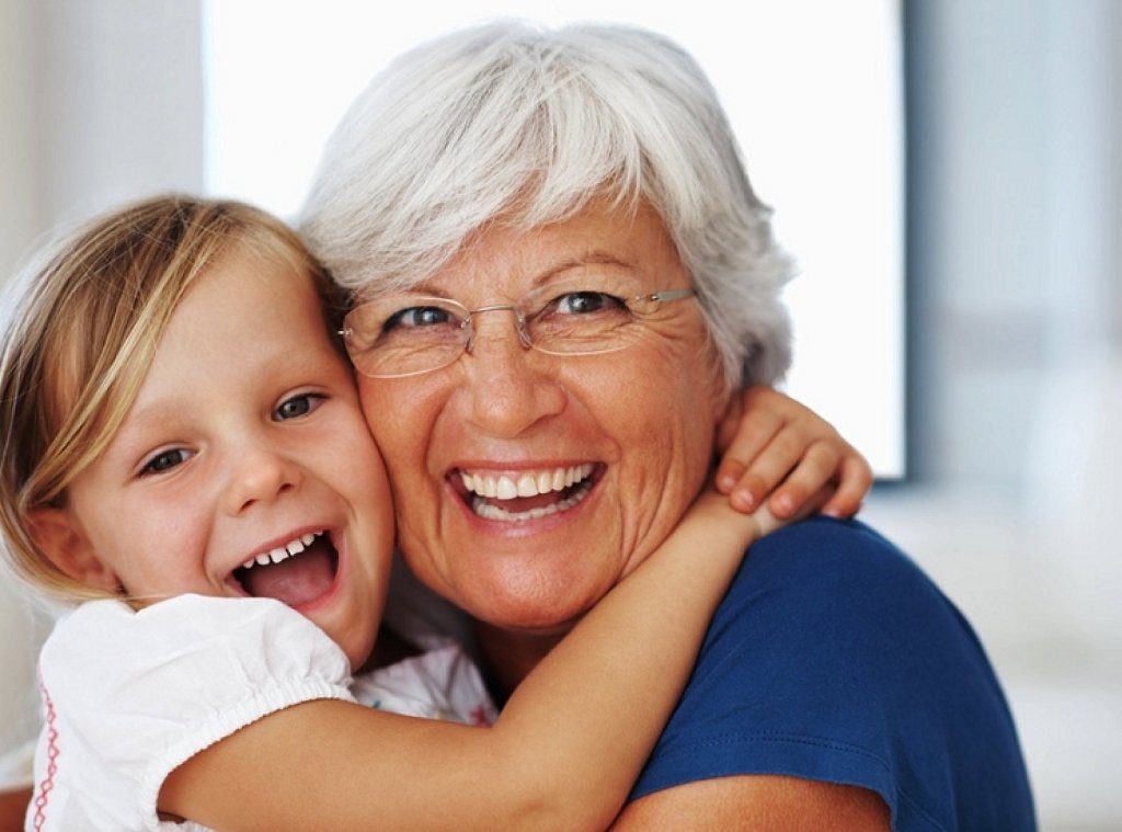 Estudio revela que las abuelas son más empáticos al ver a sus nietos