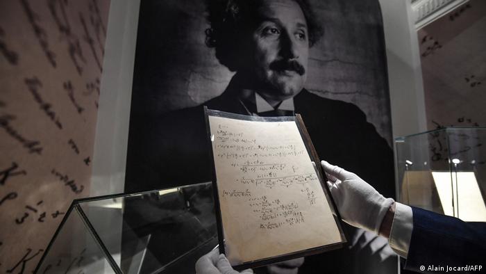 Subastan manuscrito de Albert Einstein por 11,6 millones de Euros