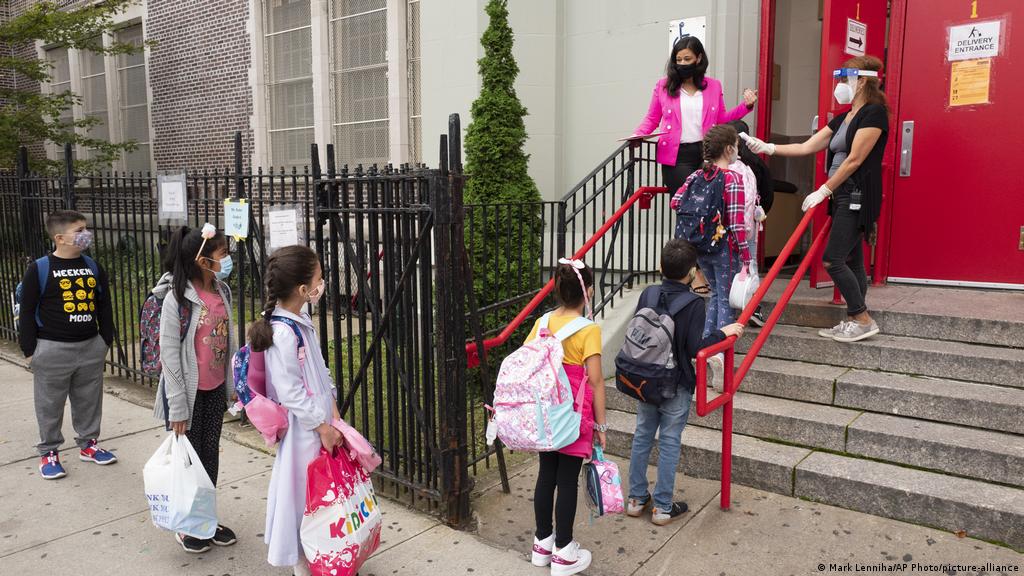 Escuelas de Nueva York retira el uso de mascarillas