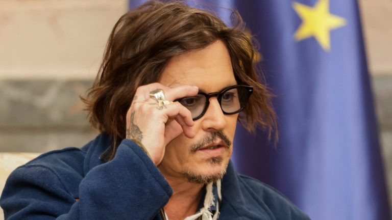 Johnny Depp asegura que Amber Heard dejó «restos fecales humanos» en su cama, días después de separarse