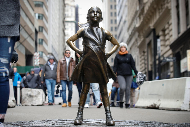 Estatua de la “Niña sin miedo” seguirá frente a Wall Street otros once meses