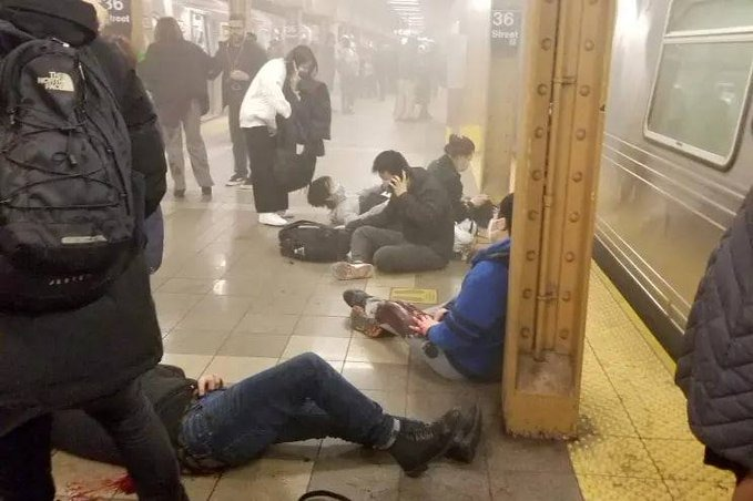 Nueva York: Reportan tiroteo en el metro con al menos 13 heridos