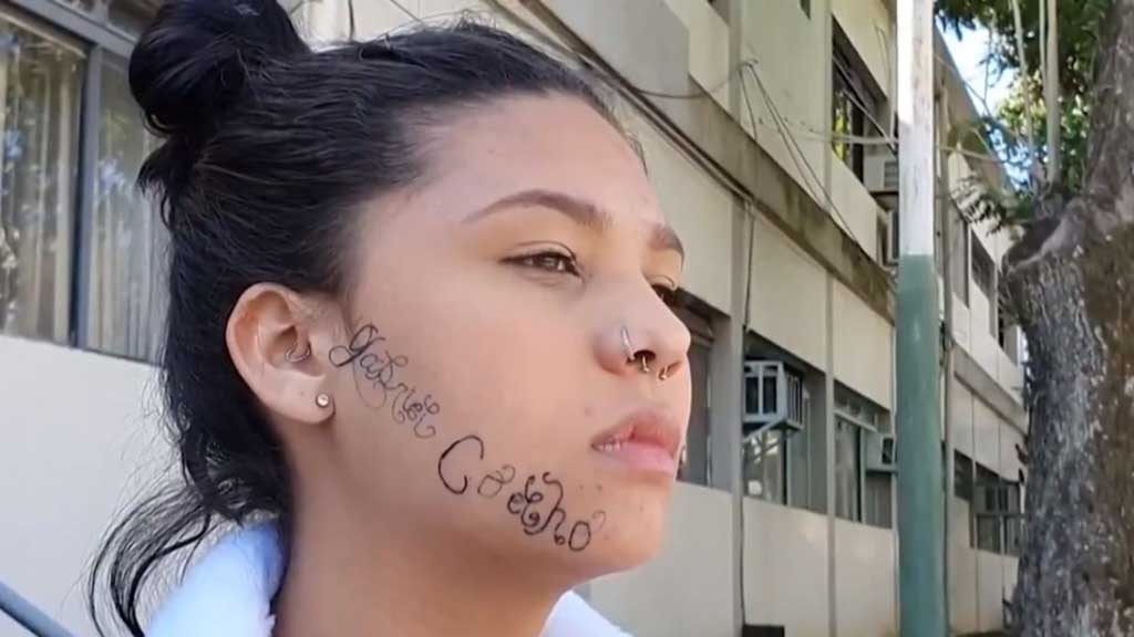 Joven brasileña denuncia que su ex le tatuó su nombre en la cara para marcarla como su “propiedad”