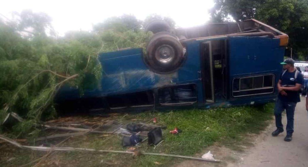 Accidente de transporte público en Carabobo deja dos muertos y 16 heridos