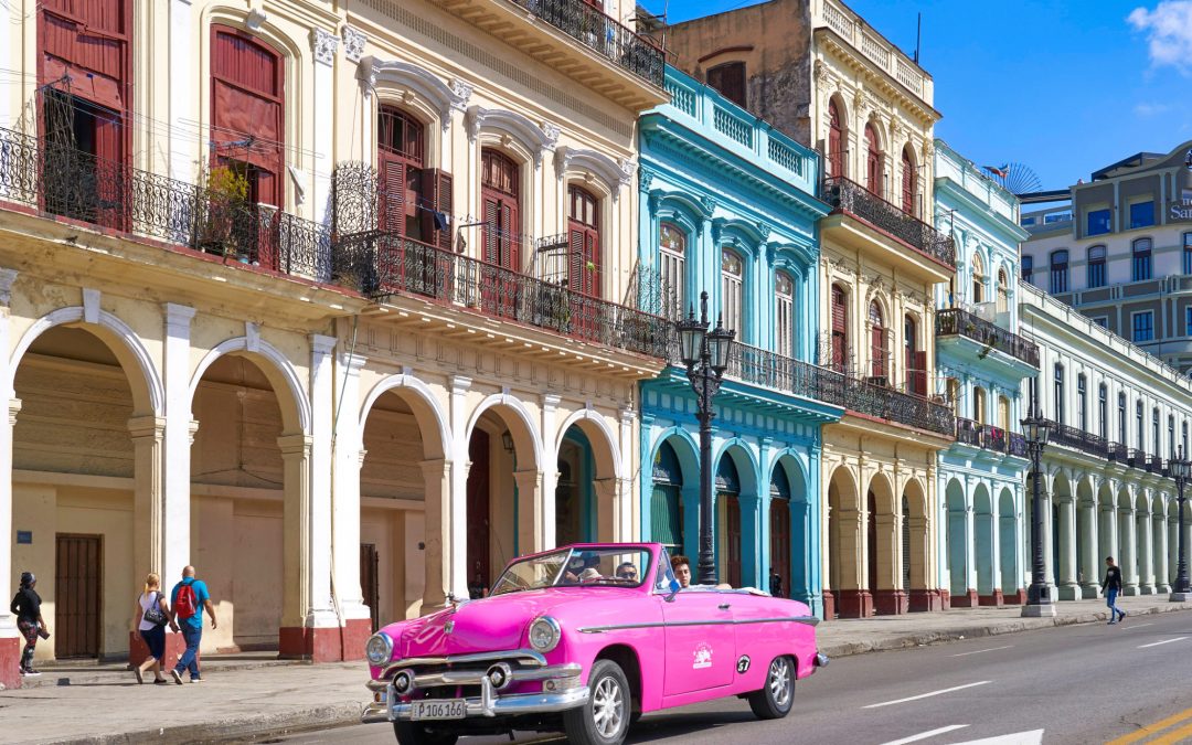 Estados Unidos restablece los vuelos a Cuba y elimina los límites a las remesas
