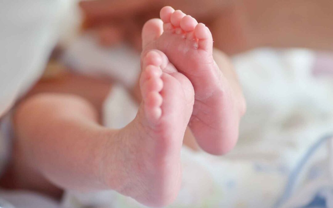 Mi hijo nació en EEUU: cuáles son sus beneficios, cuáles cambiaron en 2026 y por qué algunos ya no aplican