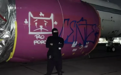 Burló la seguridad del aeropuerto de Santiago, grafiteó un avión y lo subió a redes