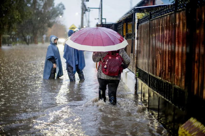 Chile: casi 460 mil hogares sin luz por lluvia frontal